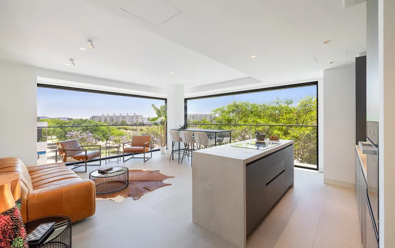 Apartamento moderno de lujo en exclusivo residencial con confort de primera, aparcamiento y piscina comunitaria