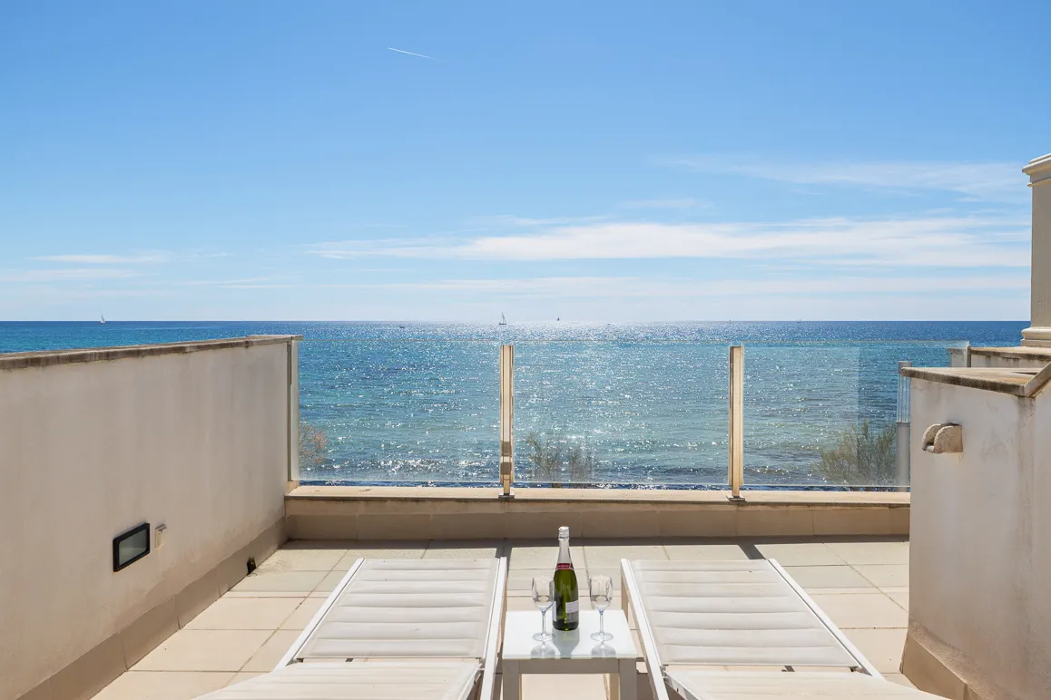 Charming townhouse with a very large patio and direct access to the sea-10