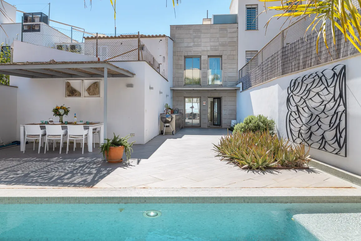 Charming townhouse with a very large patio and direct access to the sea-12