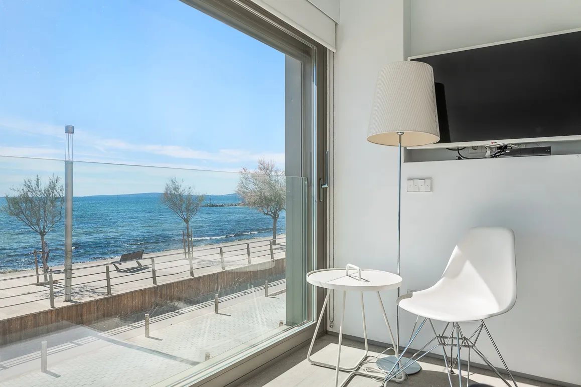 Charming townhouse with a very large patio and direct access to the sea-9