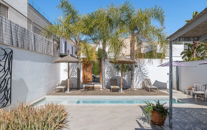 Charming townhouse with a very large patio and direct access to the sea