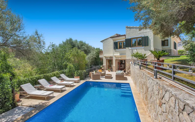 Bella casa en poble amb piscina privada i jardins