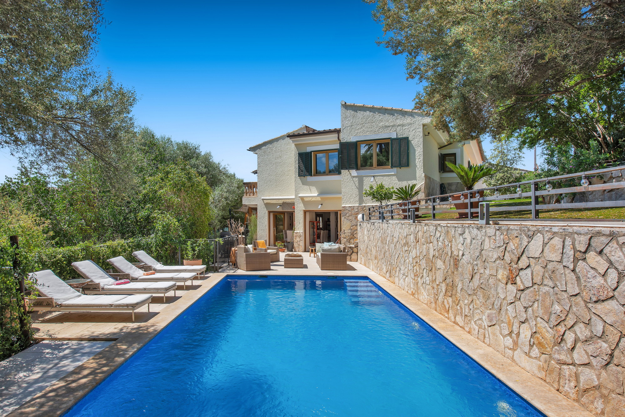 Bellissima casa di paese con piscina e giardini privati