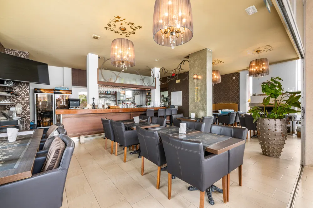 Restaurang med lägenhet för uthyrning i Peguera-5