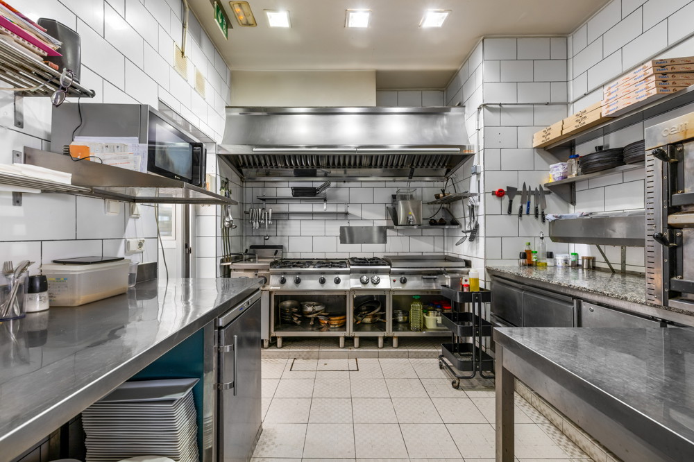 Restaurang med lägenhet för uthyrning i Peguera-12