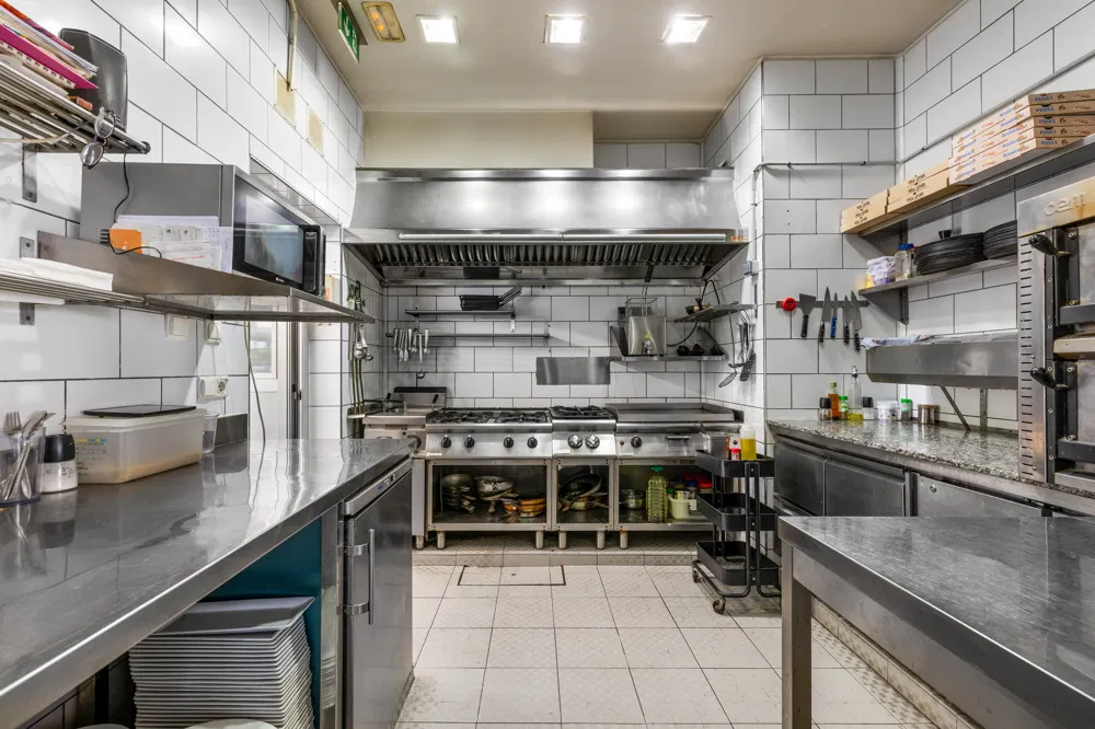 Restaurang med lägenhet för uthyrning i Peguera-12
