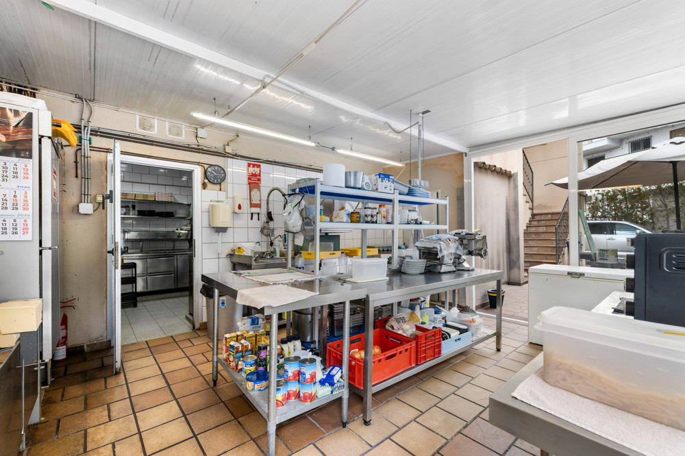 Restaurang med lägenhet för uthyrning i Peguera-11