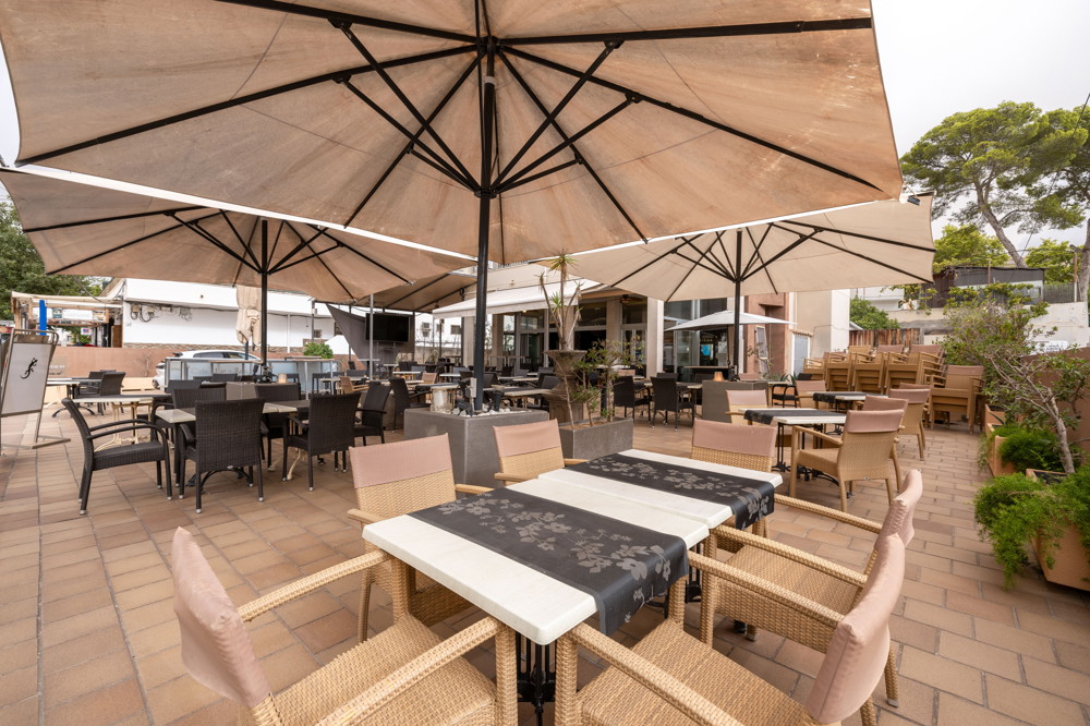 Restaurang med lägenhet för uthyrning i Peguera-3