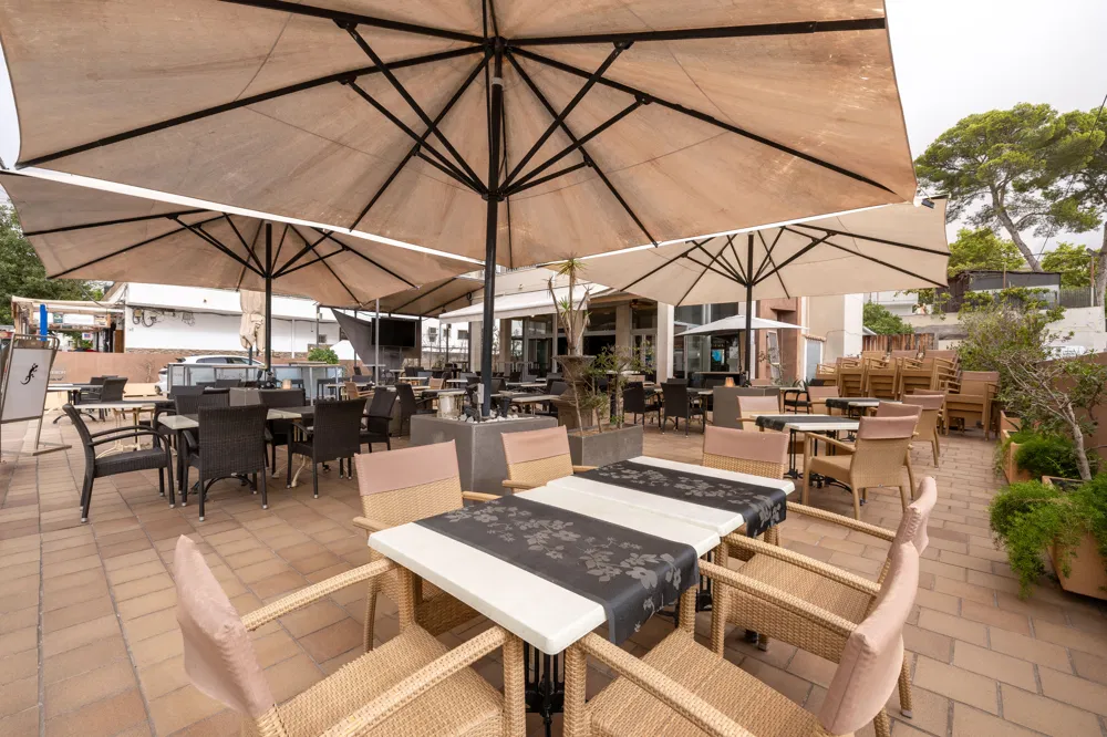 Restaurang med lägenhet för uthyrning i Peguera-3
