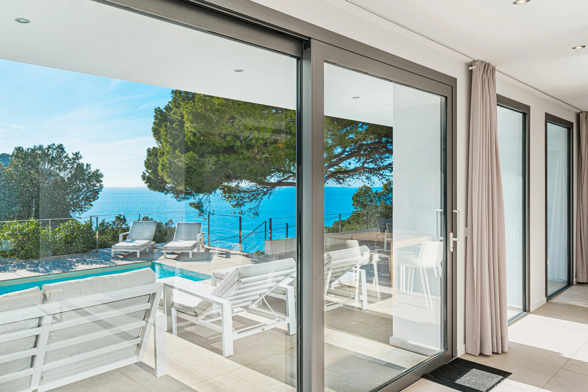 Vila exclusiva amb impressionants vistes al mar i màxima privacitat-2