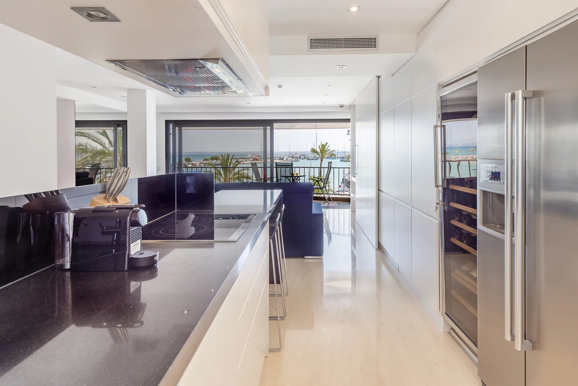 Moderno apartamento en el Paseo Marítimo de Puerto Alcudia con vistas al puerto y la bahía-3