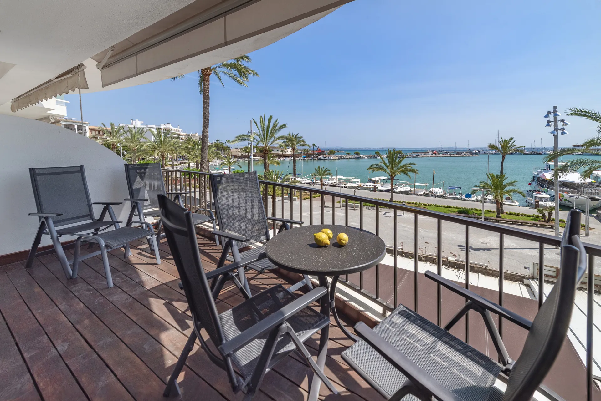 Moderno apartamento en el Paseo Marítimo de Puerto Alcudia con vistas al puerto y la bahía-2