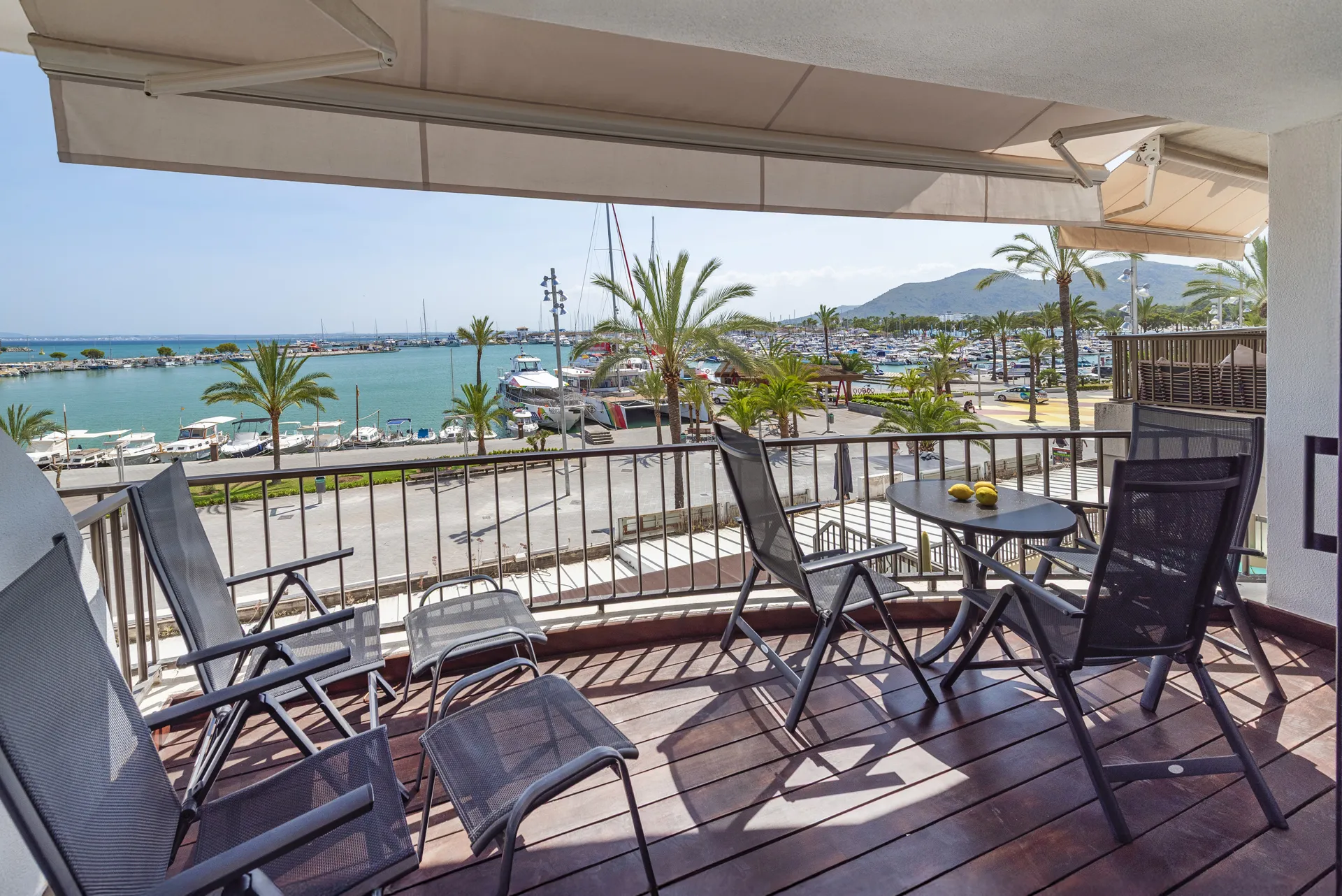 Moderno apartamento en el Paseo Marítimo de Puerto Alcudia con vistas al puerto y la bahía-7