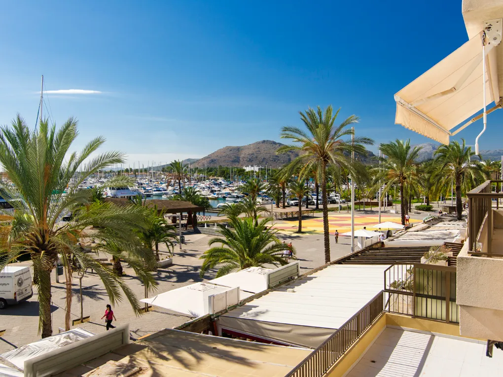 Moderno apartamento en el Paseo Marítimo de Puerto Alcudia con vistas al puerto y la bahía-4