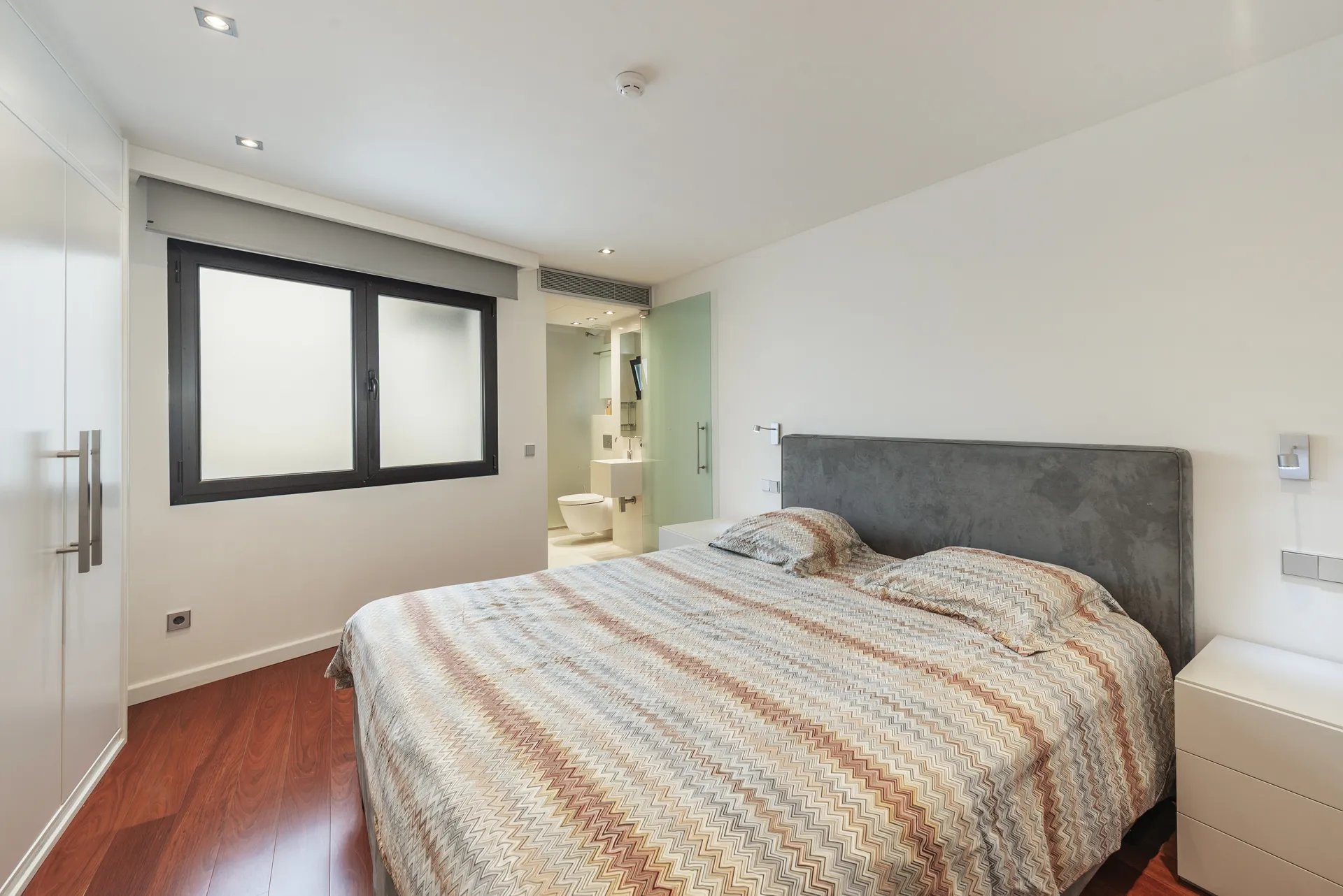 Moderno apartamento en el Paseo Marítimo de Puerto Alcudia con vistas al puerto y la bahía-11