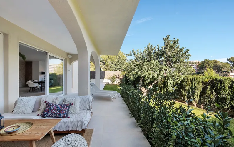 Exclusiu apartament amb jardí prop de la platja en Portals Nous