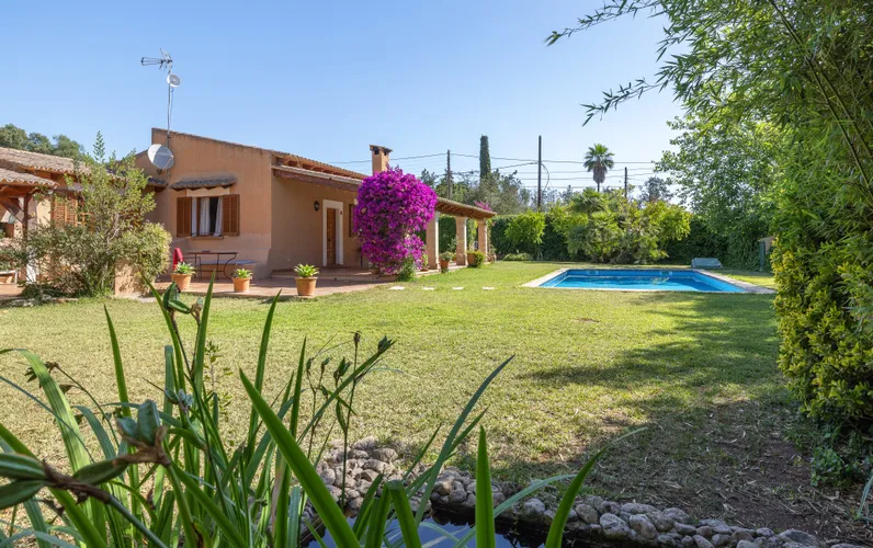 Finca con piscina y jardín mediterráneo en Sencelles