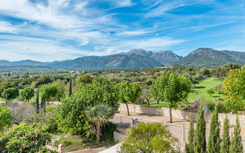 Grand manor on the edge of Campanet