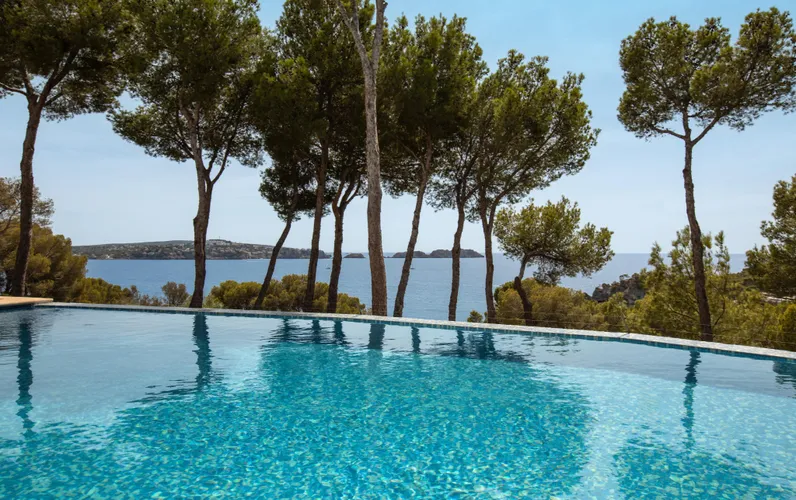 Stylish apartment with view of the greenery and top location in Cala Fornells