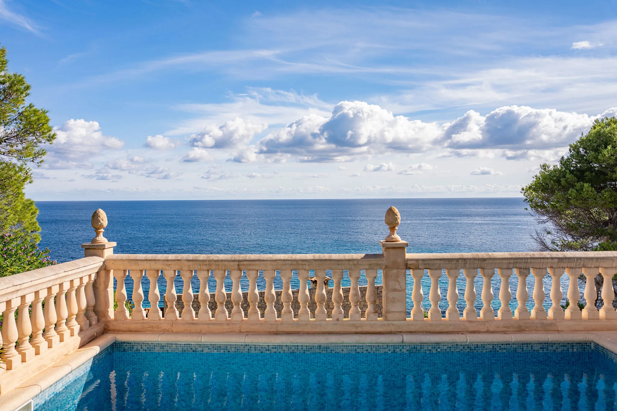 Encuentro familiar: Villa luminosa con vistas panorámicas al mar-1