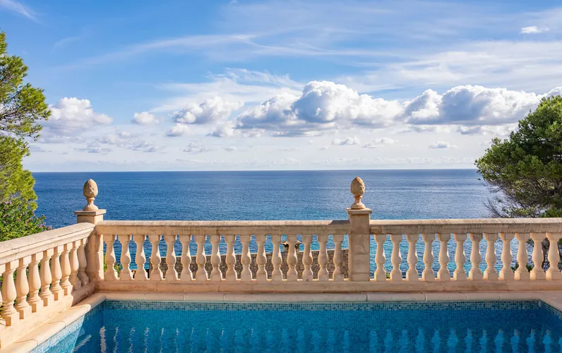 Family meeting point: Bright villa with unobstructed sea view