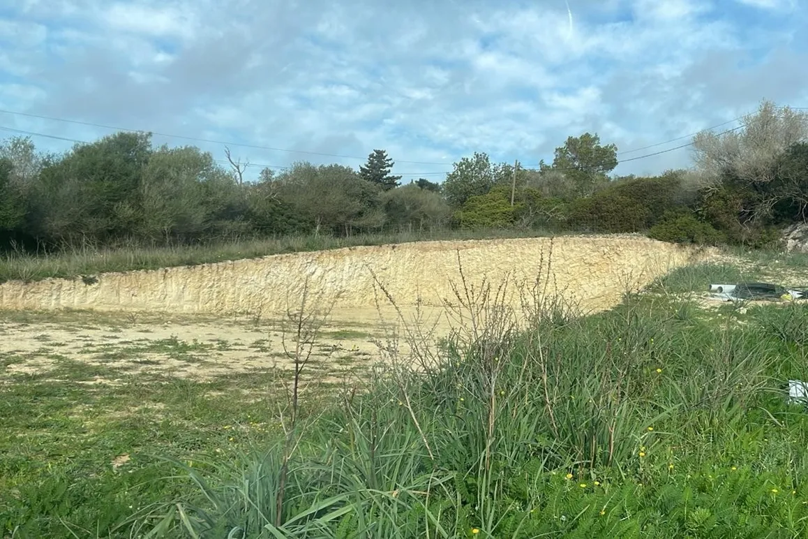 Terreno edificable con licencia para casa unifamiliar con piscina y vistas panorámicas cerca de Son Carrió-1