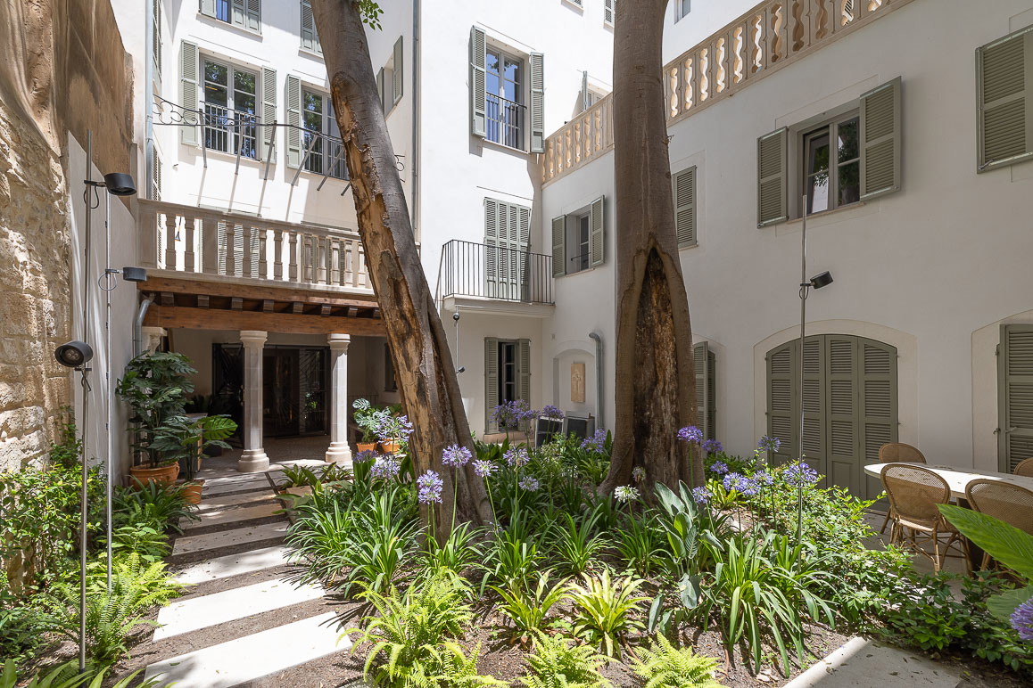 Pis en una casa històrica reformada, amb terrassa i vistes al jardí