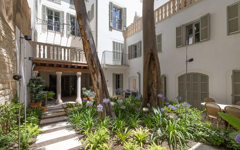 Appartamento in una casa storica ristrutturata con terrazza e vista sul giardino
