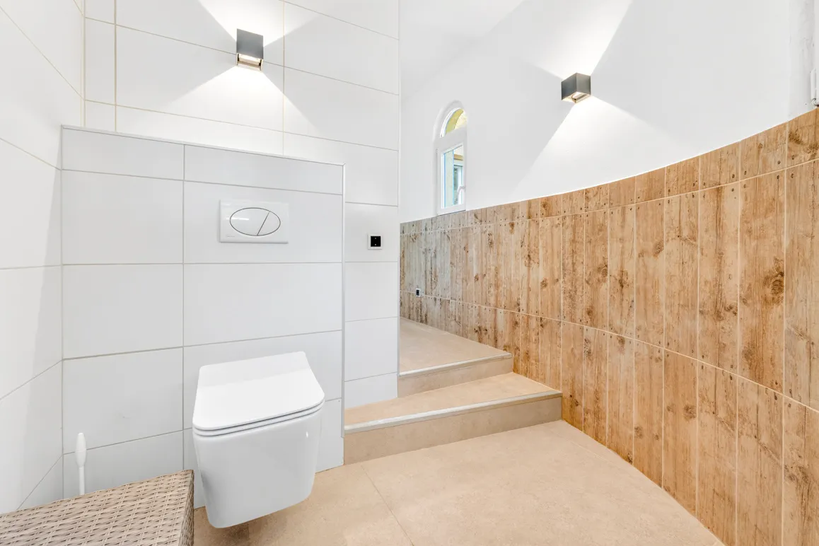 Casa indipendente con piscina e ulteriore terreno adiacente con garage doppio-7