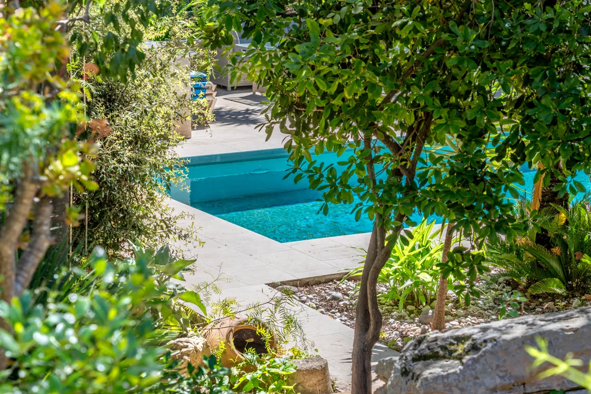 Casa indipendente con piscina e ulteriore terreno adiacente con garage doppio-11