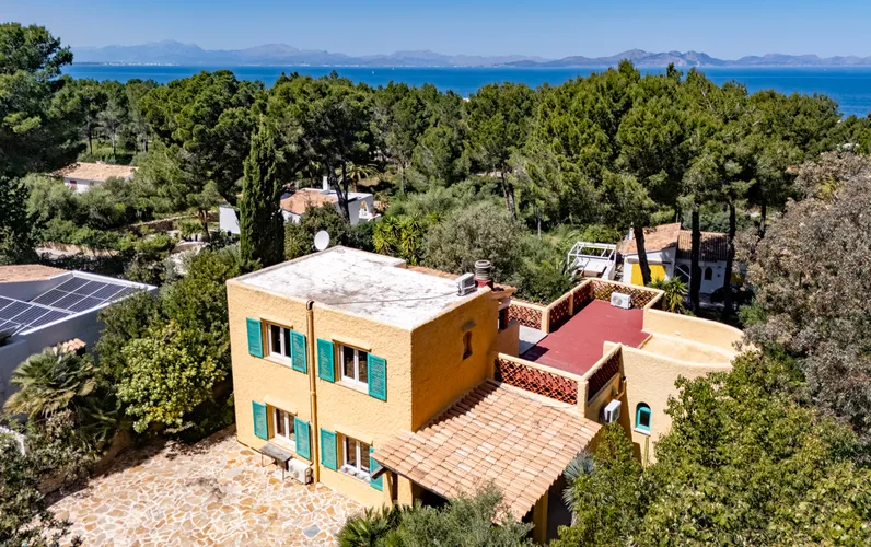 Casa indipendente con piscina e ulteriore terreno adiacente con garage doppio