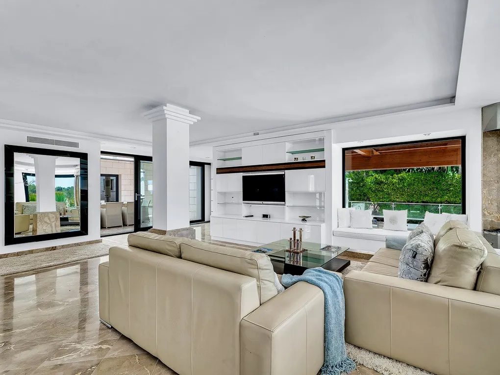 Exclusive luxury villa with stunning sea views-6