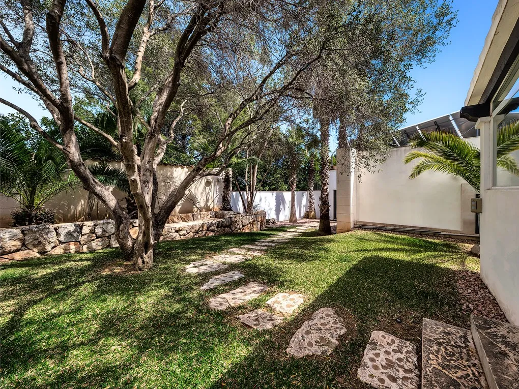 Exclusive luxury villa with stunning sea views-19