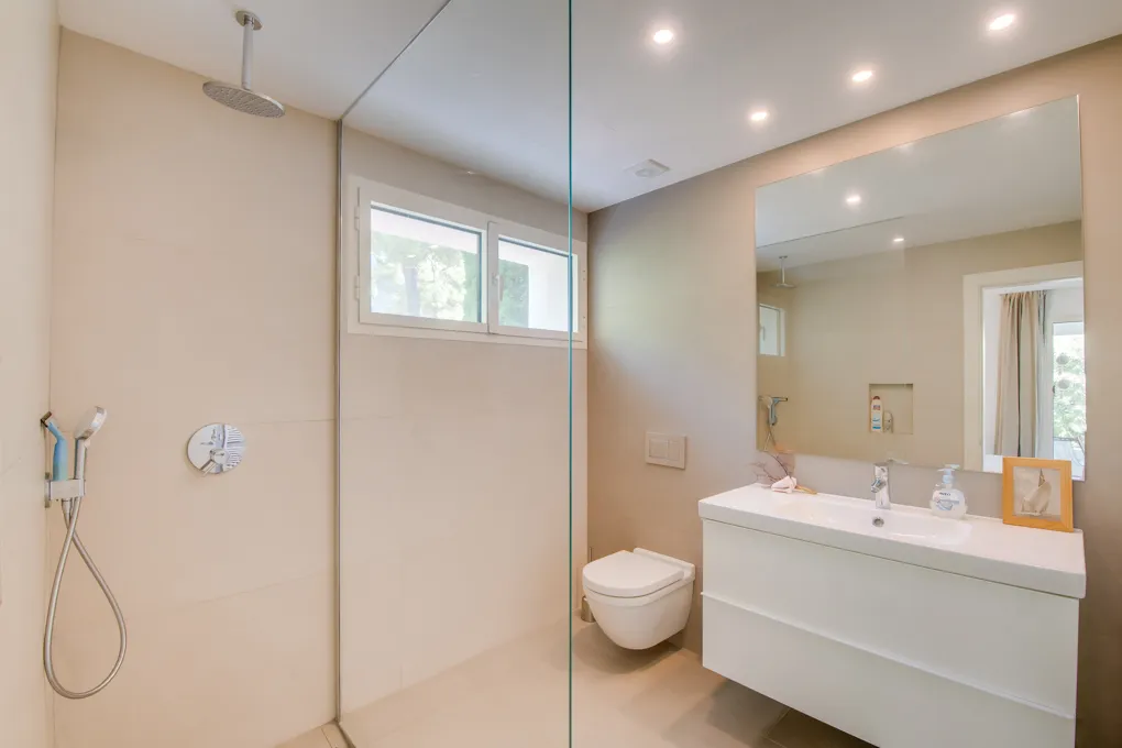 Gemoderniseerde villa in Ibizastijl-12