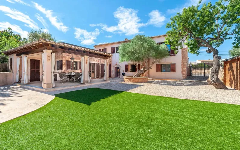 Long-term rental: townhouse with pool and garden