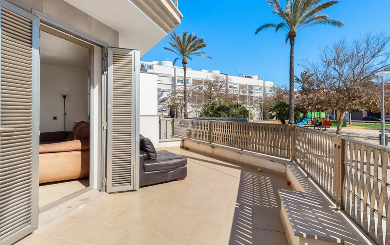 Rijtjeshuis in de tweede zeelijn met terrassen en parkeerplaats