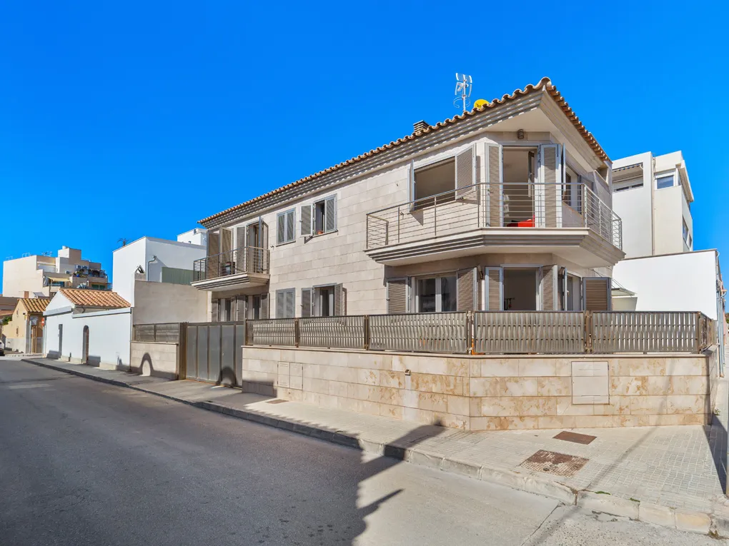 Adossat en segona línia amb terrasses i pàrquing-8