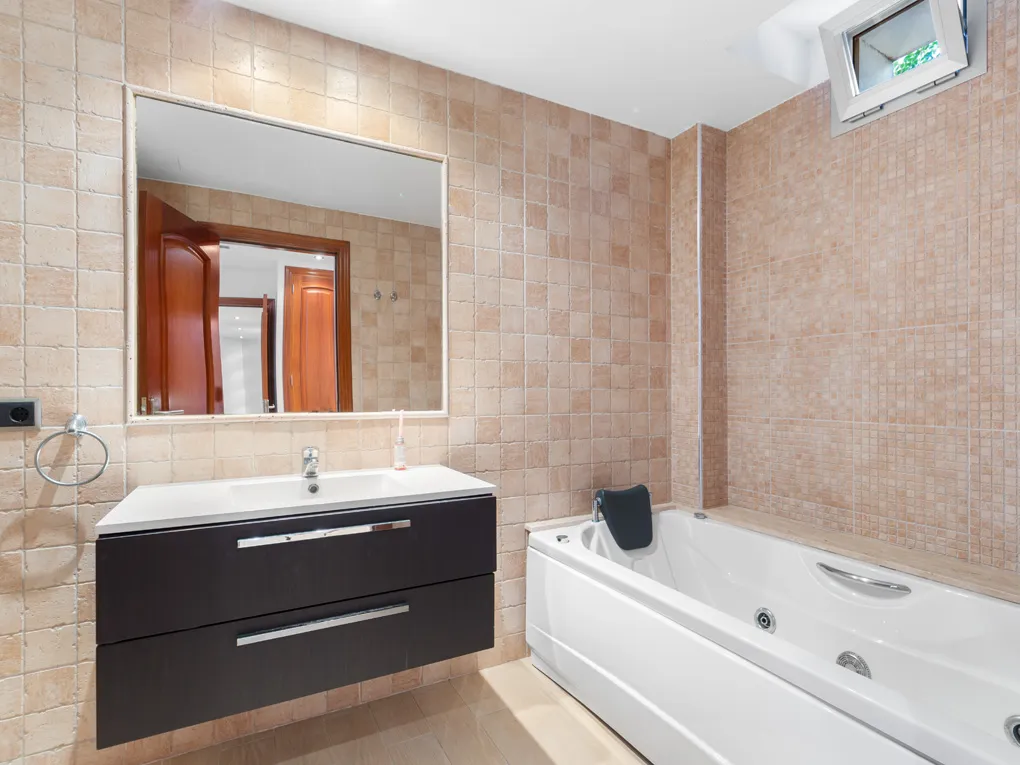 Adossat en segona línia amb terrasses i pàrquing-6