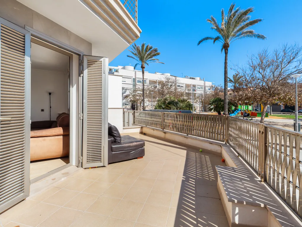 Adossat en segona línia amb terrasses i pàrquing-1