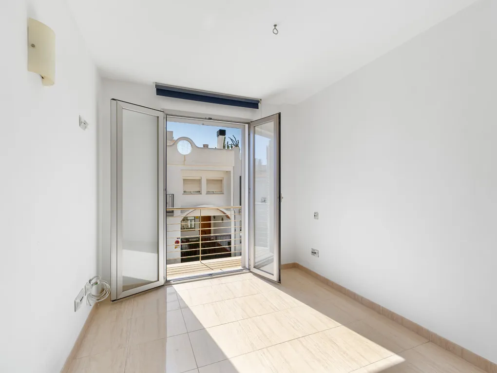 Adossat en segona línia amb terrasses i pàrquing-5