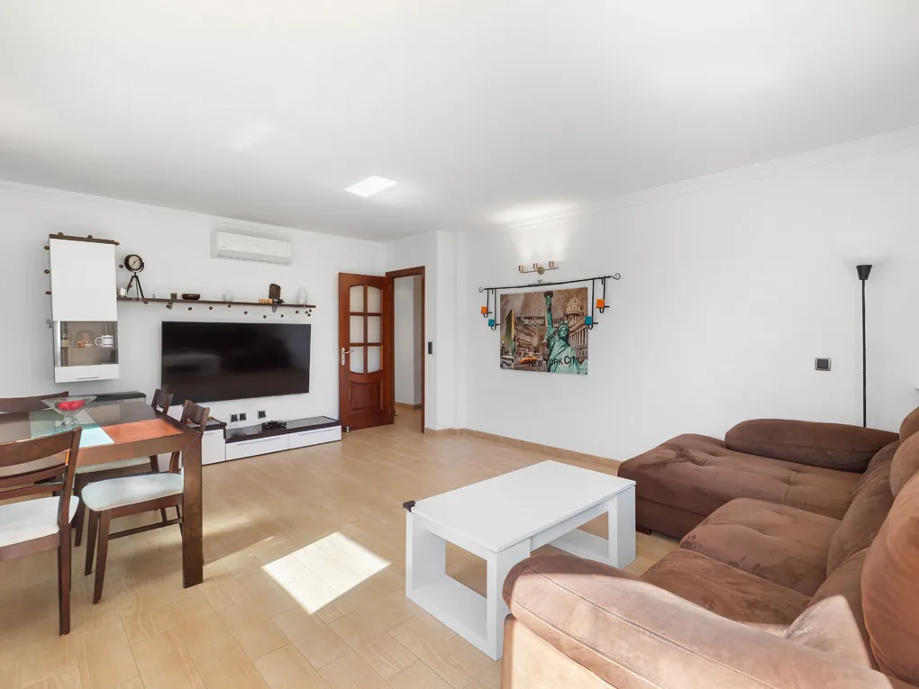 Adossat en segona línia amb terrasses i pàrquing-4