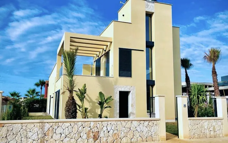 Saisonvermietung: Modernes Einfamilienhaus mit zwei Pools