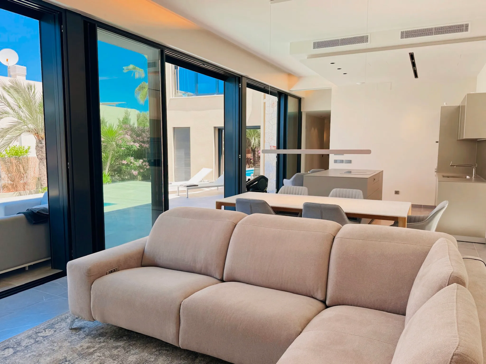 Alquiler de temporada: Casa moderna unifamiliar con dos piscinas-5