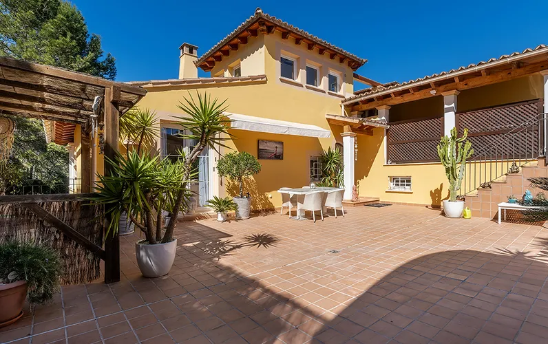 Uroczy dom w zabudowie bliźniaczej obok pola golfowego