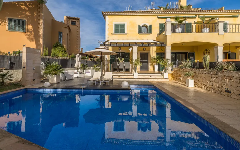 Charmerende dobbelthus med havudsigt