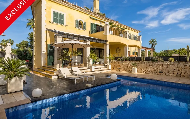 Uroczy dom szeregowy z widokiem na morze