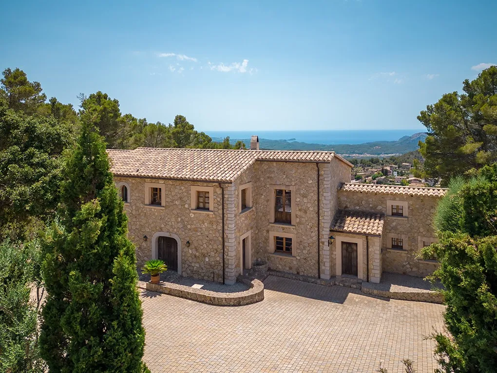 Stone-clad finca with sea views in Galilea-1