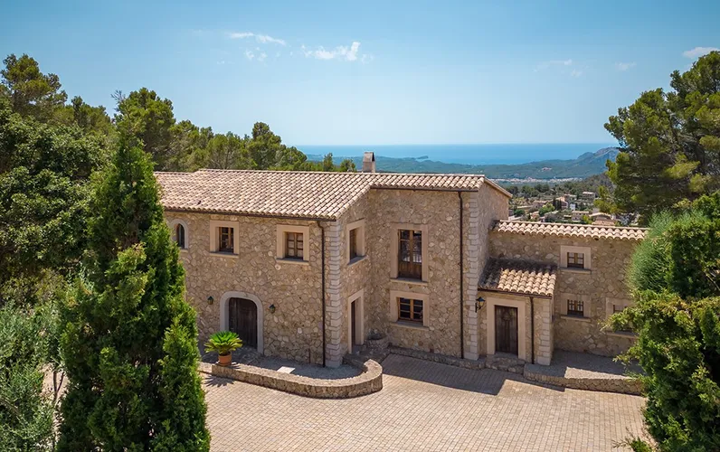 Stone-clad finca with sea views in Galilea