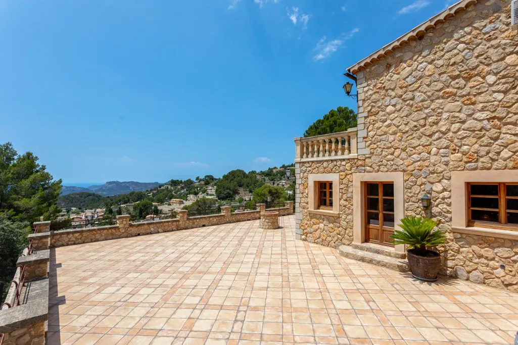 Stone-clad finca with sea views in Galilea-8