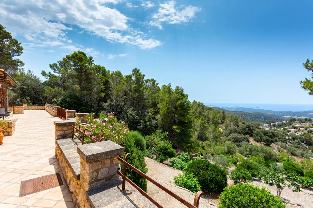 Stone-clad finca with sea views in Galilea-17